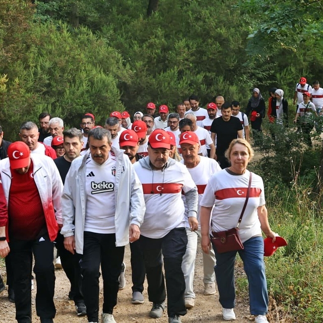 Bakan Tekin Sakarya'da öğretmenlerle ormanda yürüyüşe katıldı