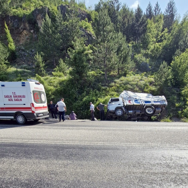 Kastamonu'da kamyon şarampole devrildi: 2 yaralı