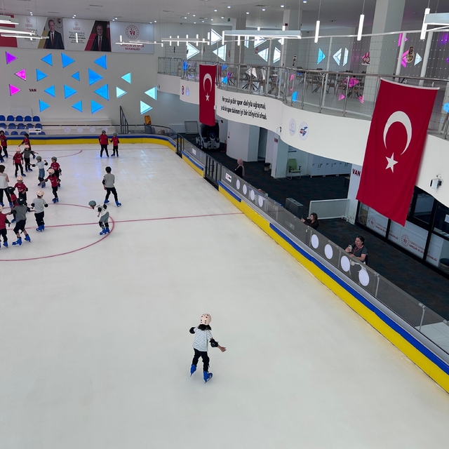 Van'da 30 derece sıcaklıkta buz pateni keyfi
Van'da çocuklar kavurucu sıcak...
