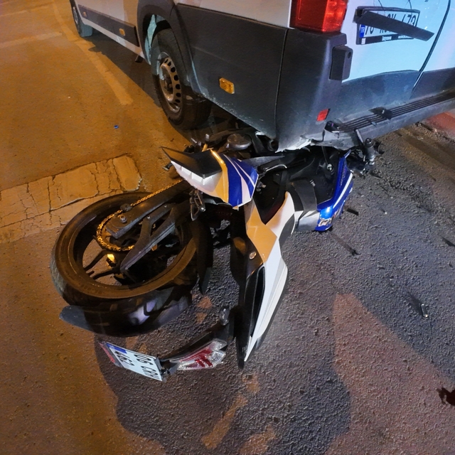 Motosiklet sürücüsünün ölümden döndüğü kaza kamerada
