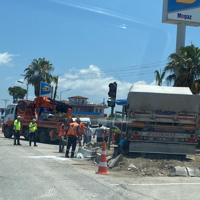 TIR, kavşakta 2 otomobile çarptı; 5 yaralı