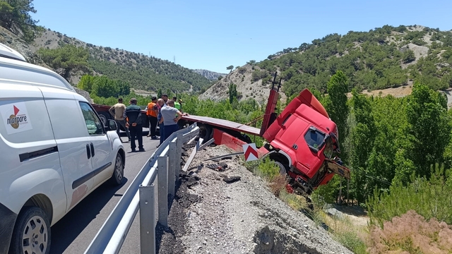 Malatya'da çekici bariyerlere çarparak askıda kaldı
Bölgede metrelerce araç kuyruğu oluştu