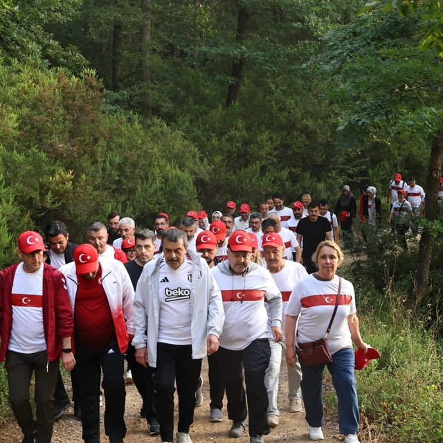 Milli Eğitim Bakanı Tekin, Sakarya İl Ormanı'nda öğretmenlerle yürüyüş yapt...