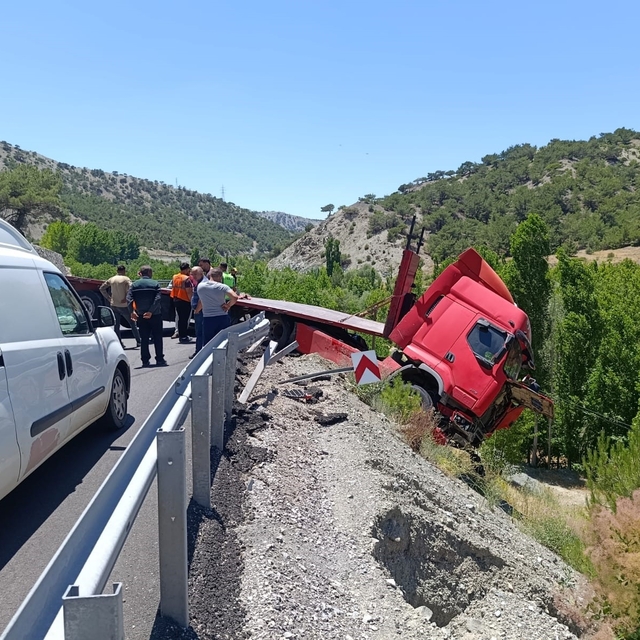Malatya'da çekici bariyerlere çarparak askıda kaldı
Bölgede metrelerce araç...