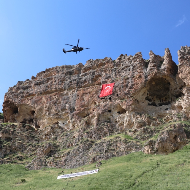 Erzurum'da 'Terörsüz Türkiye' vizyou: Karayazı Kırk Pencereler 'de gençler...