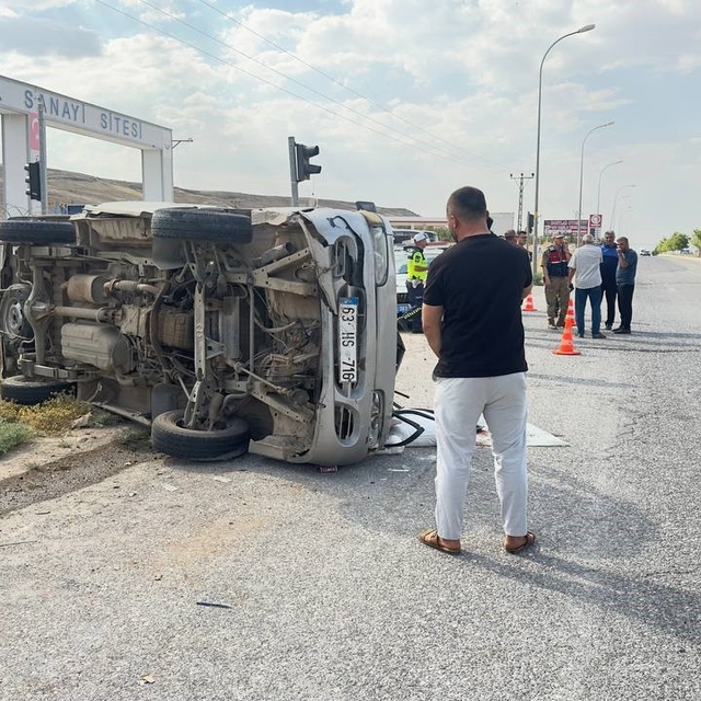 Şanlıurfa'da kamyonet devrildi: 2 yaralı