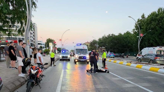 Motosikletlerin çarpıştığı kaza kamerada