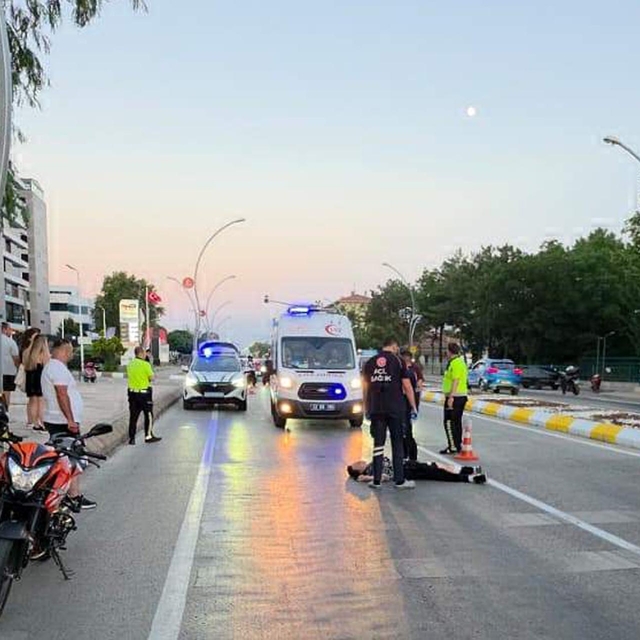 Motosikletlerin çarpıştığı kaza kamerada