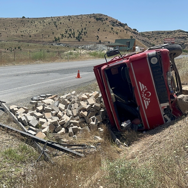 Elazığ'da parke taşı yüklü kamyonun devrildiği kazada 2 kişi yaralandı