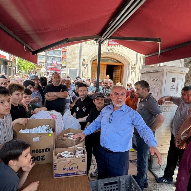 Alaplı'da yüzlerce vatandaşa aşure ikramı