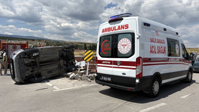 Çorum'da hafif ticari araç ile otomobil çarpıştı: 2'si ağır 5 yaralı