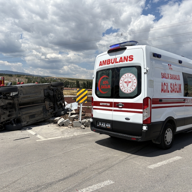 Çorum'da hafif ticari araç ile otomobil çarpıştı: 2'si ağır 5 yaralı
