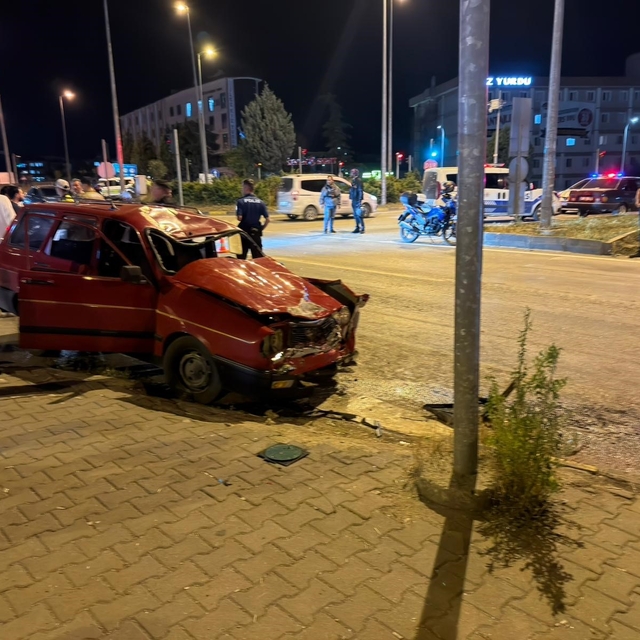 Kırmızı ışıkta dehşet: Genç motosikletli 36,5 metre sürüklendi