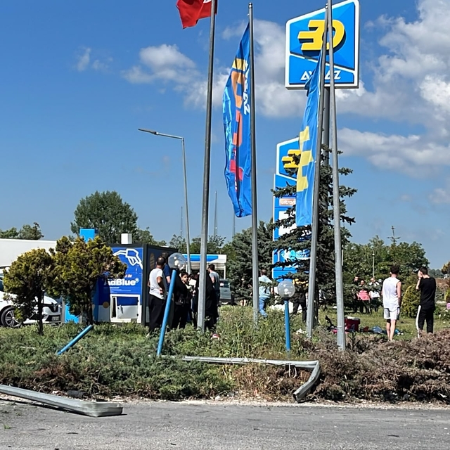 Bolu'da kontrolden çıkan hafif ticari aracın akaryakıt istasyonunda çarptığ...