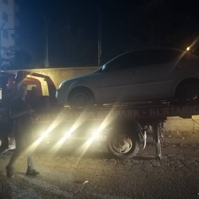 Karakol yoluna park edilen araçlar çekiciyle kaldırıldı