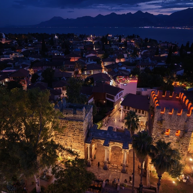 Antalya'nın tarihi kapısı aydınlatıldı
Kaleiçi'ne açılan simge kapı ile bağ...