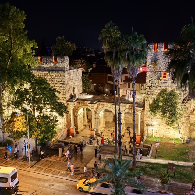 Antalya'nın simge yapısı Üçkapılar gece de ihtişamıyla öne çıkacak