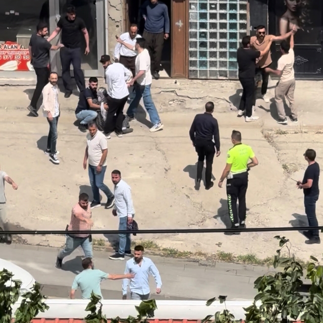 Şemdinli'de 2 kişinin yaralandığı silahlı- sopalı kavga kamerada