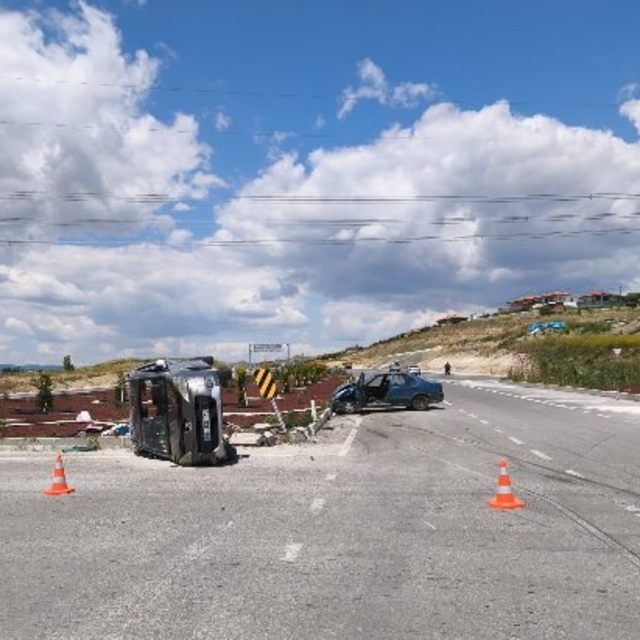 Çorum'da otomobille hafif ticari araç çarpıştı: 2'si ağır, 5 yaralı