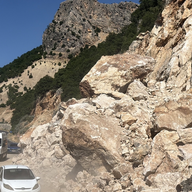 Adıyaman- Çelikhan Karayolunda heyelan
Dev kayalar karayoluna düştü