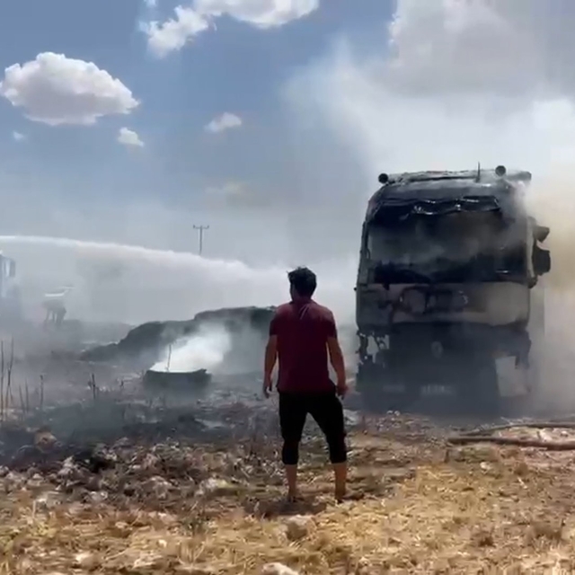 Şanlıurfa'da saman yüklü TIR yandı