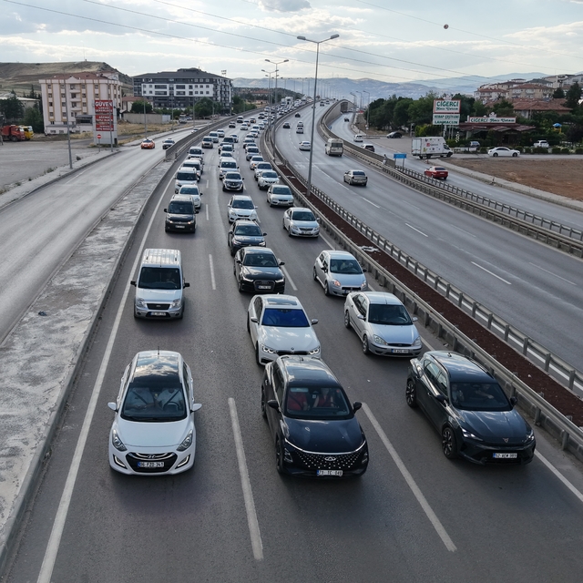 43 ilin bağlantı noktasında yaz tatili hareketliliği: Kaza trafiği durma no...