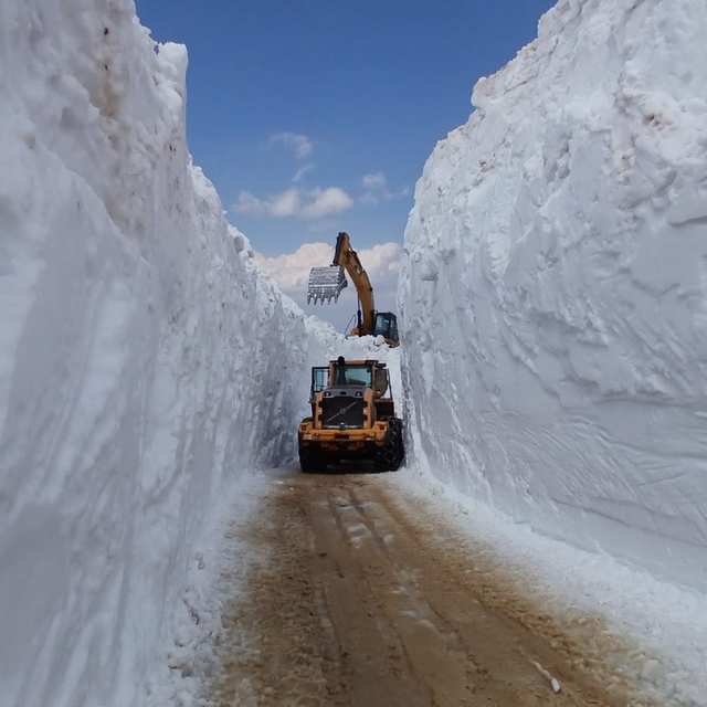 Hakkari'de kar kalınlığının 5 metreyi bulduğu bölgede yol açma çalışması ya...