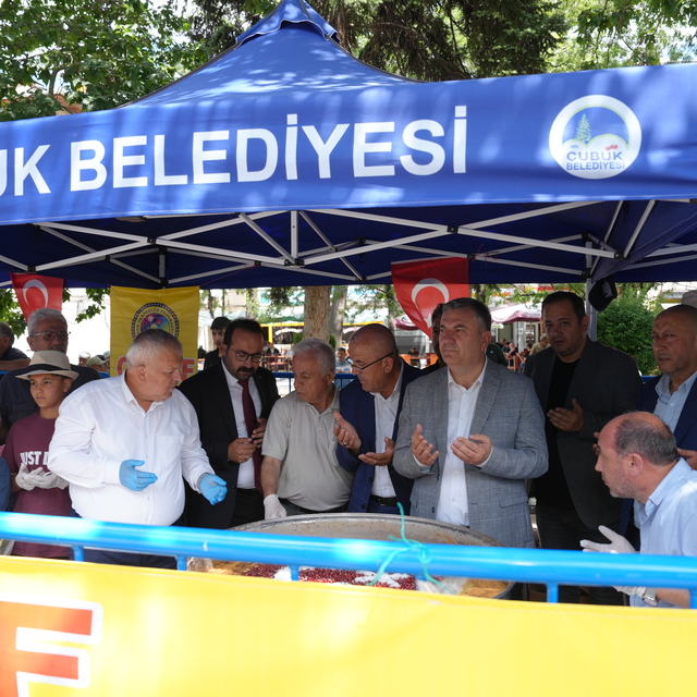 Çubuk'ta muharrem ayı dolayısıyla vatandaşlara aşure ikram edildi