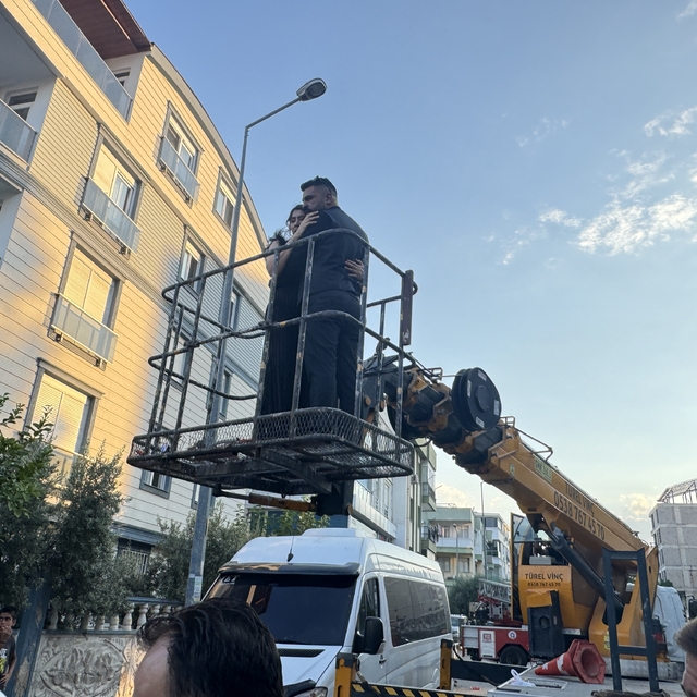 Antalya'daki ev yangınında dumandan etkilenen 10 kişiyi itfaiye kurtardı