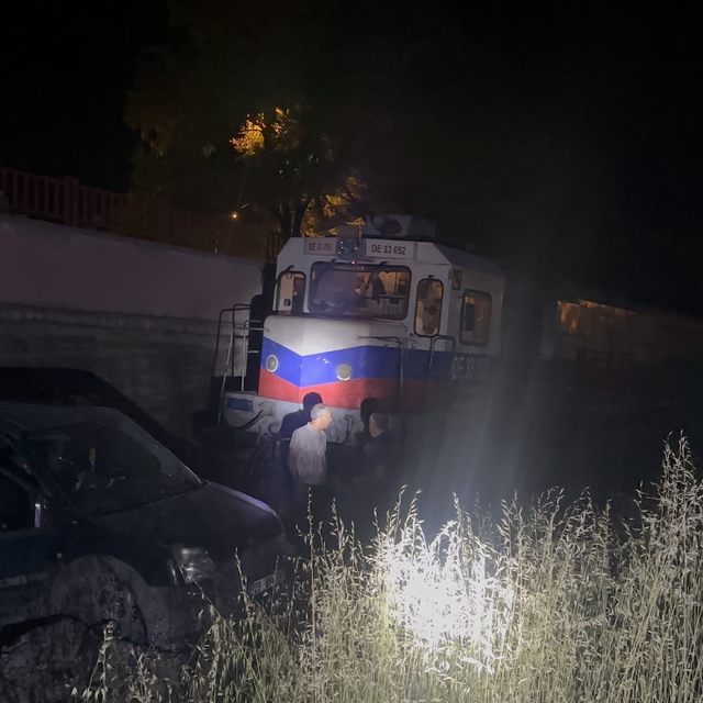 Yük treni hafif ticari aracı 120 metre sürükledi: 2 yaralı