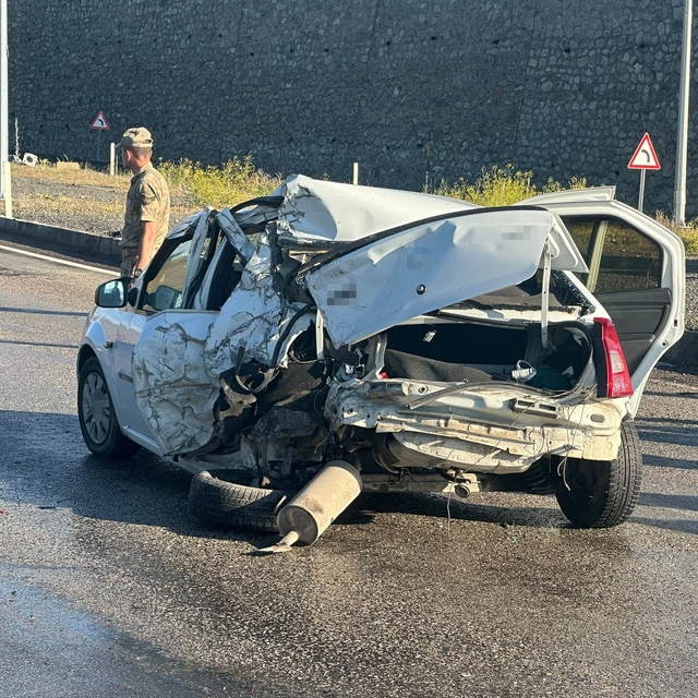 Ağrı'da freni tutmayan kamyonet kırmızı ışıkta duran otomobile çarptı: 2 ya...