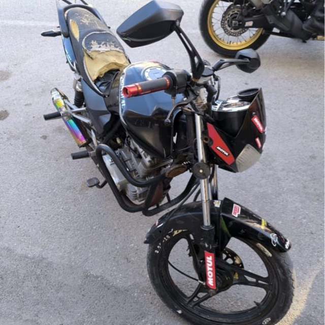 Abart egzozlu ve plakasız motosikletin ehliyetsiz sürücüne 105 bin lira cez...
