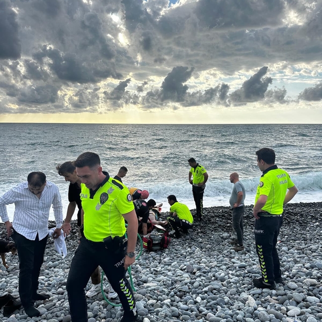 Boğulma tehlikesi geçiren asteğmen, polislerin yardımıyla kurtarıldı