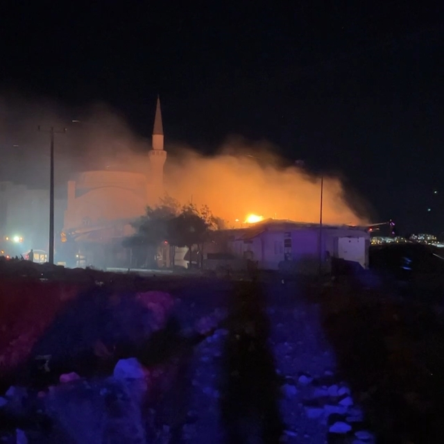 Besni'de rüzgarın büyüttüğü iş yeri yangınında 3 iş yeri hasar gördü, 1 yar...
