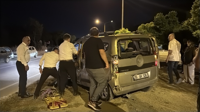 Burdur'da hafif ticari araçla yolcu otobüsünün çarpıştığı kazada 3 kişi yaralandı