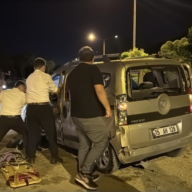Burdur'da hafif ticari araçla yolcu otobüsünün çarpıştığı kazada 3 kişi yar...