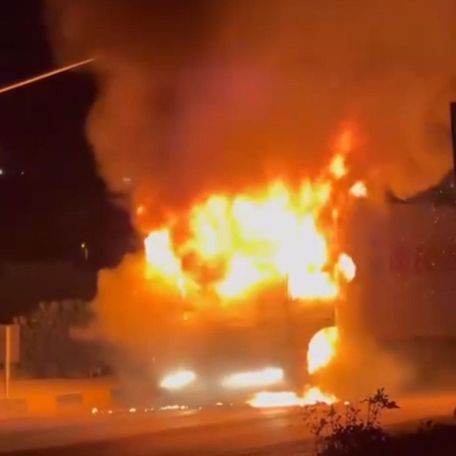 Hatay'da seyir halinde olan tır alevlere teslim oldu