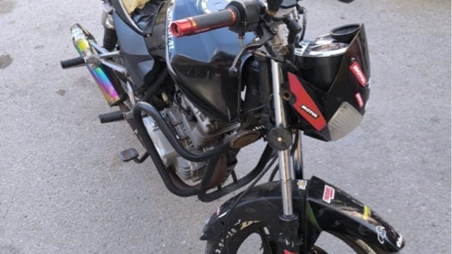 Plakasız motosikletle yola çıkan ehliyetsiz sürücüye 105 bin lira ceza
