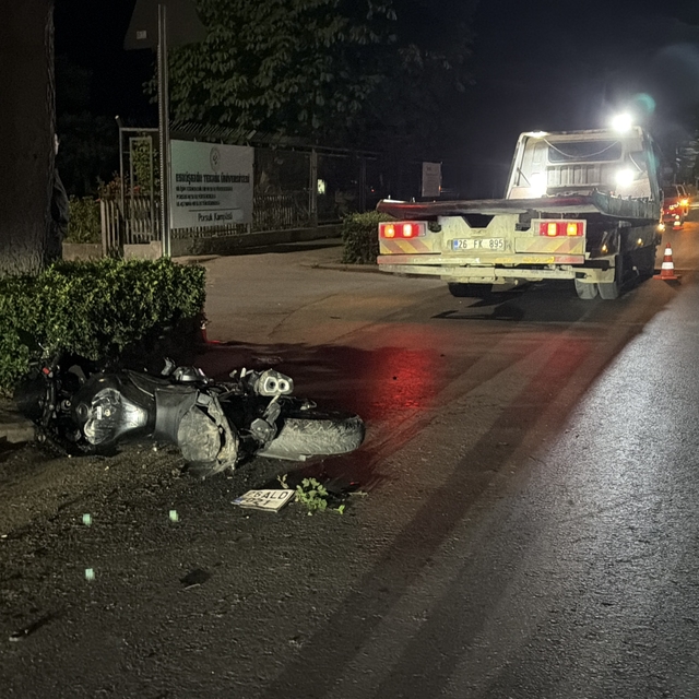 Eskişehir'de otomobile çarpan motosikletteki 2 kişi yaralandı