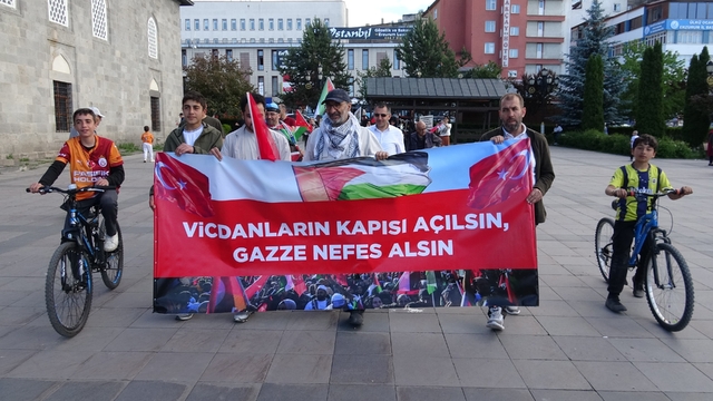 Erzurum'da sağlıkçılar 137'inci kez Gazze için yürüdü