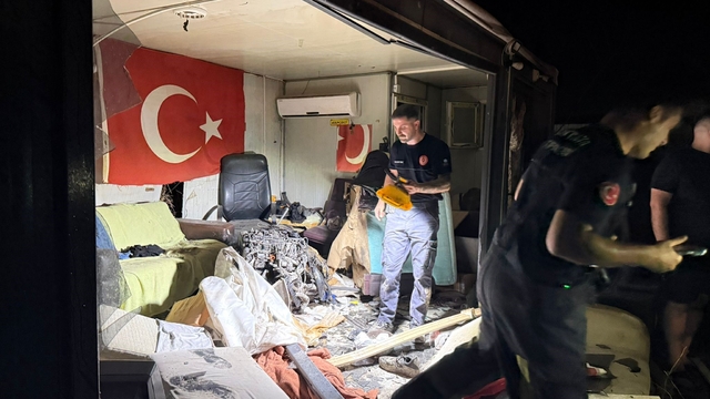 Direğe çarpan otomobilin motoru işçilerin barakasına uçtu: 1 ağır yaralı