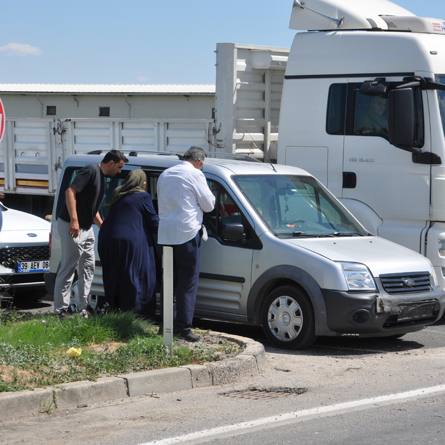 Kırklareli'nde iki hafif ticari aracın çarpıştığı kazada 2 kişi yaralandı