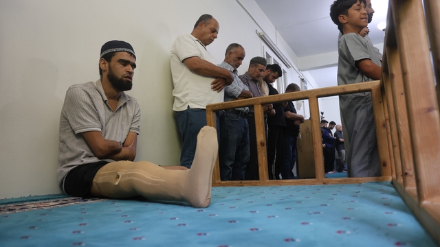 Babasına uzattığı demirin elektrik tellerine değmesiyle akıma kapılarak kollarını ve bacağını kaybeden Ahmet ibadet ederek yaşama tutundu