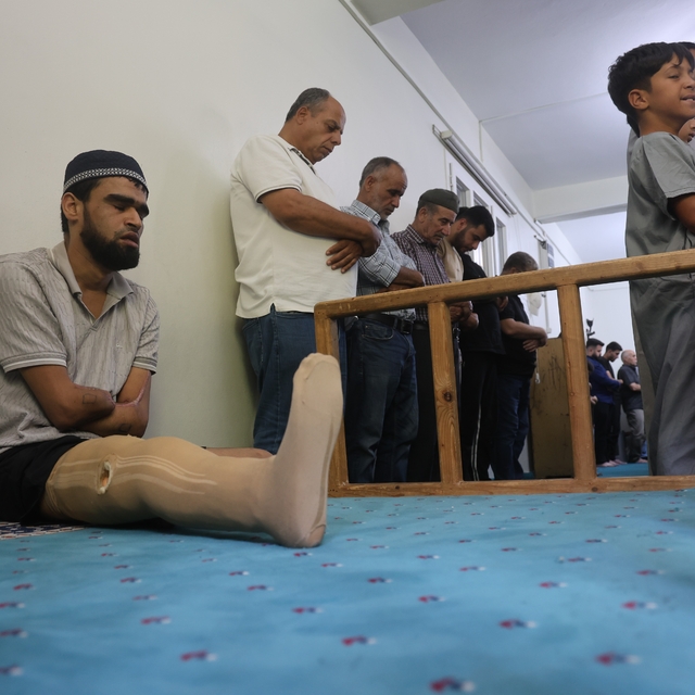 Babasına uzattığı demirin elektrik tellerine değmesiyle akıma kapılarak kol...