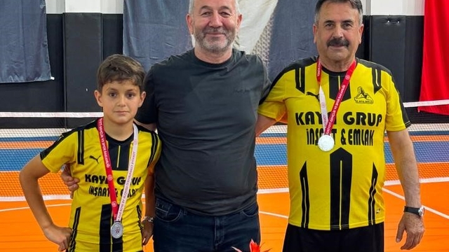 Pozantı'da ilk kez düzenlenen ayak tenisi turnuvası yoğun ilgi gördü