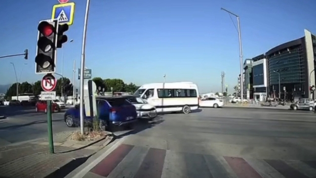 Kırmızı ışık ihlali kazaya neden oldu