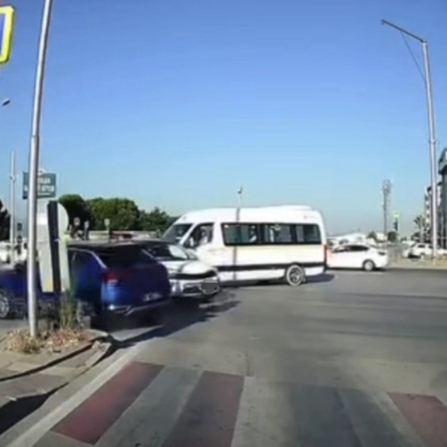 Kırmızı ışık ihlali kazaya neden oldu