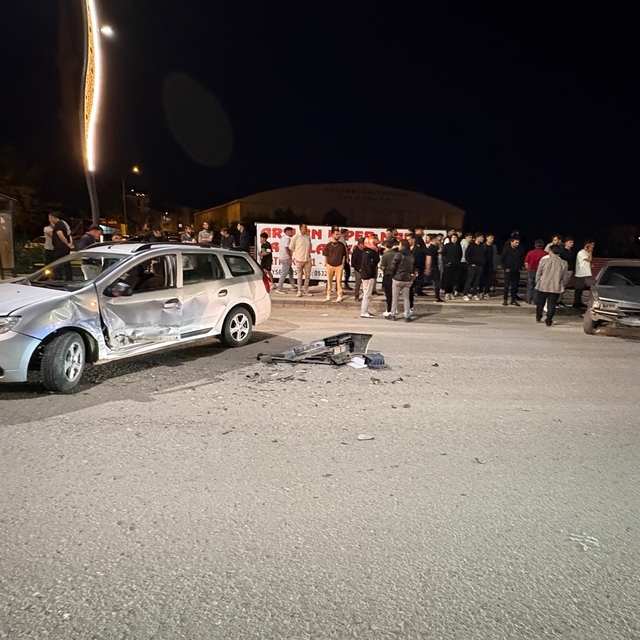 Sivas'ta üç aracın karıştığı trafik kazasında 5 kişi yaralandı