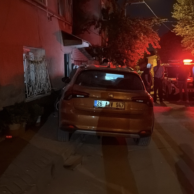 Eskişehir'de kontrolden çıkan otomobil park halindeki 2 araca çarptı