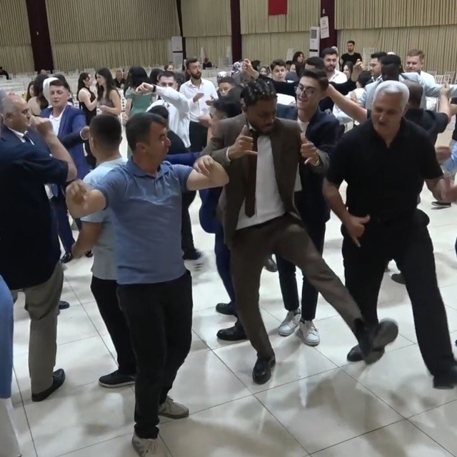 Fildişi Sahilli gençler düğününde halay ve yöresel oyunlarla ilgi odağı old...